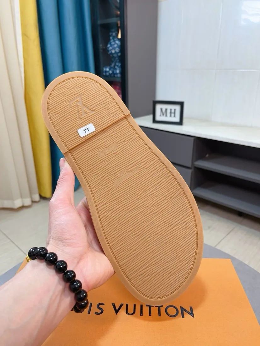 Ex-factory price 360🌹🌹 (lv-Louis Vuitton) New men's slippers, high-end boutique, exquisite embossed logo decoration on the upper, fine workmanship, super soft soles, casual, loose and comfortable, a must-have in summer! \nsize：38-44